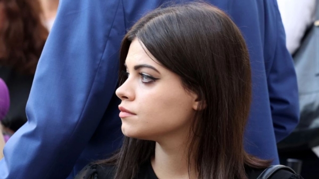 «Ήρθε, χτύπησε τα χέρια του και με χαστούκισε… Κοκκάλωσα» – Η σπάνια εξομολόγηση της Τζένης Καζάκου για τα δύσκολα παιδικά χρόνια και το διαζύγιο των γονιών της
