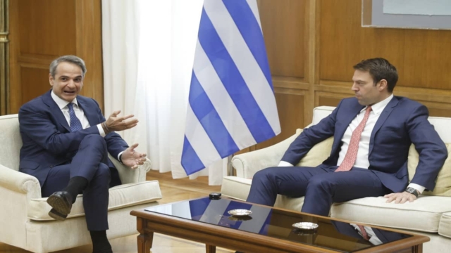 Πρώτο τετ α τετ Μητσοτάκη – Κασσελάκη: «Καλή αρχή, έχετε εξοικειωθεί στα πράγματα;» – Η σπόντα του Κυριάκου και το “σφίξιμο” του Στέφανου (Video)
