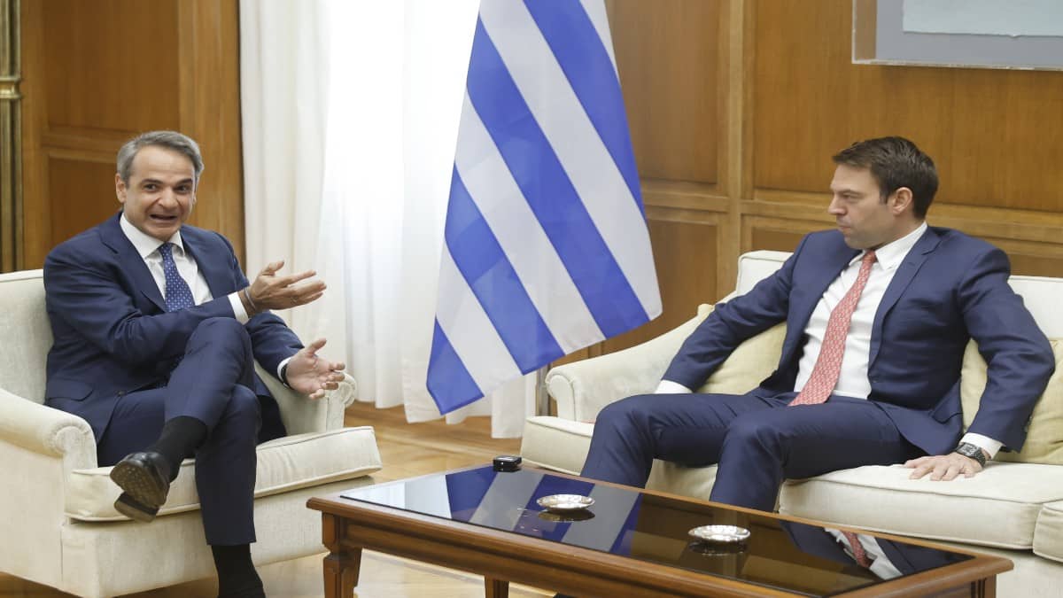 Πρώτο τετ α τετ Μητσοτάκη – Κασσελάκη: «Καλή αρχή, έχετε εξοικειωθεί στα πράγματα;» – Η σπόντα του Κυριάκου και το “σφίξιμο” του Στέφανου (Video)
