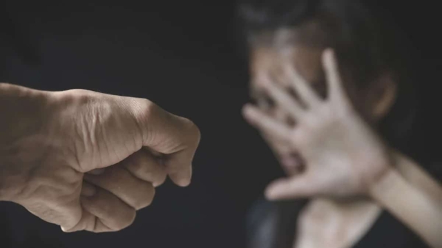 «Αφού έχεις κοντά μαλλιά, πρέπει να είσαι φεμινίστρια» – Άγρια επίθεση με γροθιές και κλωτσιές σε εργαζόμενη