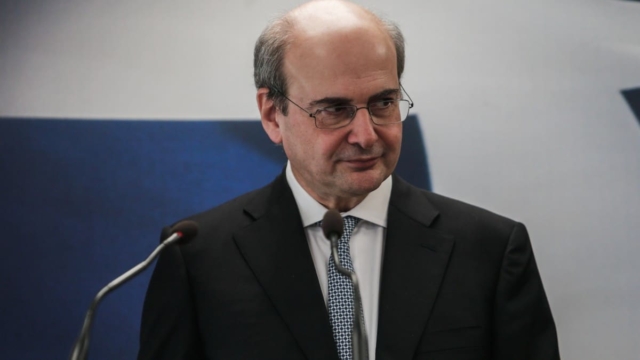 Το ξεκαθάρισε ο Κωστής Χατζηδάκης: «Οριζόντια μείωση κατά 50% του τέλους επιτηδεύματος στους ελεύθερους επαγγελματίες» – Τι φέρνει το φορολογικό νομοσχέδιο