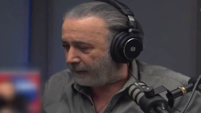 Καυστικός Λάκης Λαζόπουλος: «Μπορεί η στρουθοκάμηλος να χώνει το κεφάλι μέσα στην άμμο αλλά καμία φορά ο κ@λ@ς περισσεύει…» – Το αιχμηρό σχόλιο για την «Κασελιάδα» (Video)