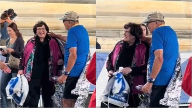 Συγκινητική στιγμή στον Μαραθώνιο Αθήνας: Ο 80χρονος που τερμάτισε τελευταίος έτρεξε να αγκαλιάσει τη σύζυγό του (video)