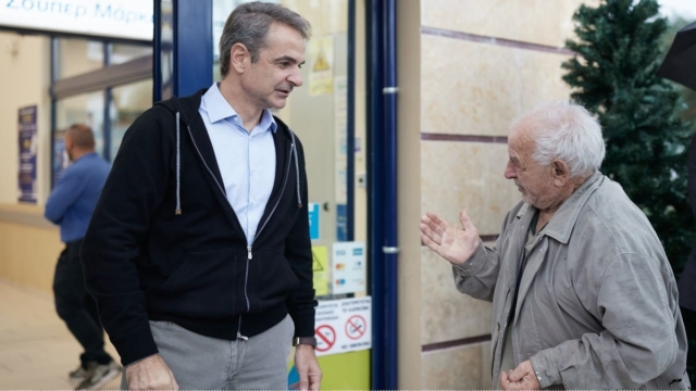 Καμένα Βούρλα: Το απροσδόκητο δώρο που έκανε κάτοικος στον Μητσοτάκη – Χάρισε στο πρωθυπουργό ένα… κασελάκι (video)