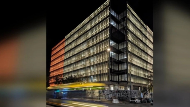 Χριστούγεννα με «άρωμα» Μινιόν ξανά: Φωταγωγήθηκε το εμβληματικό κτήριο – Τι συμβολίζουν τα τρία χρώματα (video)