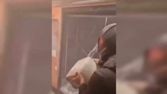 Μοναστηράκι: Τι ισχυρίστηκε στην απολογία του ο 27χρονος που φέρεται να φώναζε «κάψτε τους» στα επεισόδια – «Πράξη που οφείλεται αποκλειστικά στη νεανική μου επιπολαιότητα…»