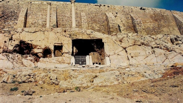 Παναγία η Σπηλιώτισσα: Μέσα στην κρυμμένη «σπηλιά» της Ακρόπολης που προκαλεί δέος