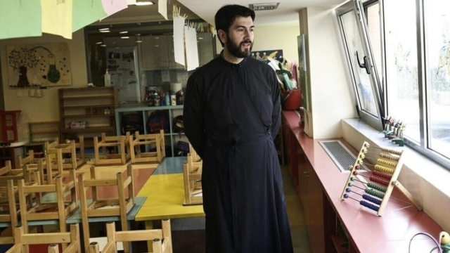 «Μαύρες» ώρες για τον πατέρα Αντώνιο: Ο εισαγγελέας ζητά την παραπομπή του σε δίκη για κακουργήματα