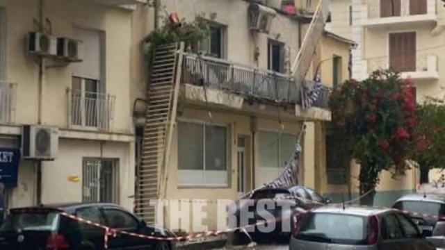 Ελλάς, το μεγαλείο σου: Κατέρρευσε μπαλκόνι στην Πάτρα και έπεσε πάνω σε αυτοκίνητο