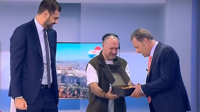 Παύλος Μαρινάκης: Έγινε πατέρας και κέρασε το πλατό του ΣΚΑΙ (video)