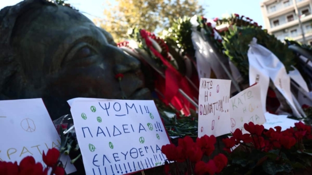 «Ψωµί – Παιδεία – Ελευθερία»: 50 χρόνια Πολυτεχνείο, η άοπλη εξέγερση που άλλαξε την ιστορία της σύγχρονης Ελλάδας