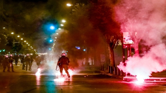 Επέτειος του Πολυτεχνείου: «Βροχή» οι μολότοφ στις πορείες σε Αθήνα, Θεσσαλονίκη και Πάτρα – Προσαγωγές και συλλήψεις από την ΕΛΑΣ (video)