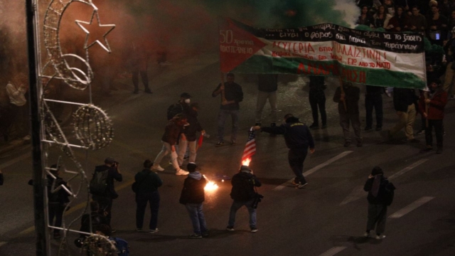 Επέτειος του Πολυτεχνείου: Επεισόδια από αντιεξουσιαστές στην πορεία στην Πάτρα – Συλλήψεις από την ΕΛ.ΑΣ.