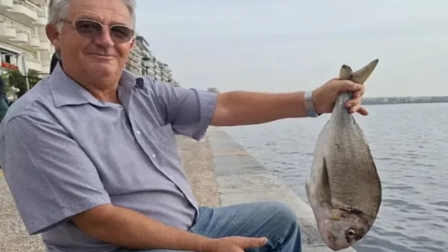 Ψαράς έπιασε τσιπούρα στον Θερμαϊκό και θα την φάει – «Είναι λουκούμι» λέει με περηφάνια (video)