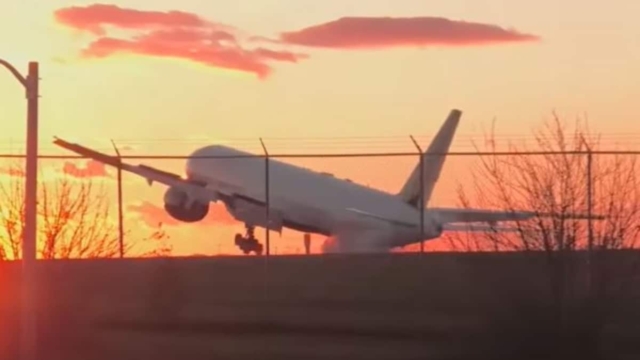 Σπάνιο φαινόμενο σε αεροδρόμιο στον Καναδά: Boeing 777 των 300 τόνων προσγειώνεται σαν… πούπουλο (video)