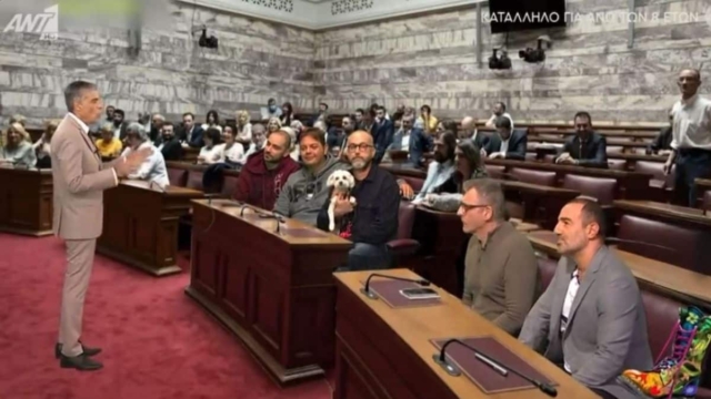 Έπος: Οι «Ράδιο Αρβύλα» μπούκαραν στην… Βουλή όπου έβγαζε λόγο ο Νίκος Ευαγγελάτος για το Live News (video)