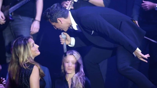 Τους χάζευαν όλοι στο Έναστρον: Ο Σάκης Ρουβάς τους αφιέρωνε τραγούδια κι εκείνες τραγουδούσαν αγκαλιασμένες! Σε άλλο τραπέζι η Ζυγούλη και η κόρη τους, Αναστασία