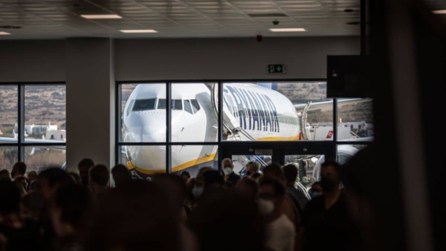 Έκτακτη ανακοίνωση Ryanair: Τρέχουν να προλάβουν χιλιάδες Έλληνες!