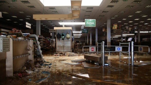 Άνοιξε ξανά το κατάστημα Σκλαβενίτη στη Γιάννουλη Λάρισας που είχε καταστραφεί μετά τις φονικές πλημμύρες του Σεπτεμβρίου