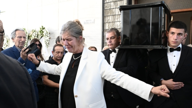 Κηδεία Σπύρου Φωκά: Η σύζυγός του τον αποχαιρέτησε με ένα ζεϊμπέκικο που έγραψε ο ηθοποιός (photos)