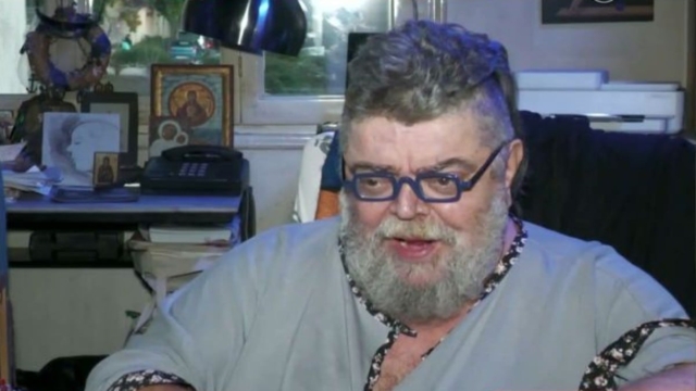 «Όλο το σουργελαριό ασχολείται με τη “χοντρή” τρεις μέρες! Η “ανάπηρη” δημοσιογραφία και τα κανάλια…» – “Εξερράγη” ο Σταμάτης Κραουνάκης (Video)