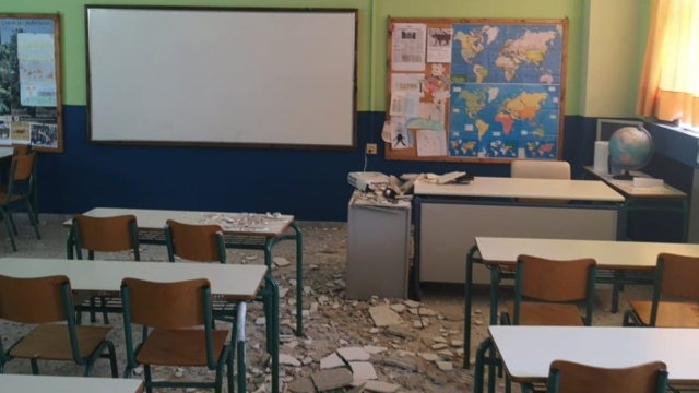 Νέο περιστατικό: Σοβάδες από το ταβάνι έπεσαν μέσα σε τάξη δημοτικού σχολείου στο Αιγάλεω