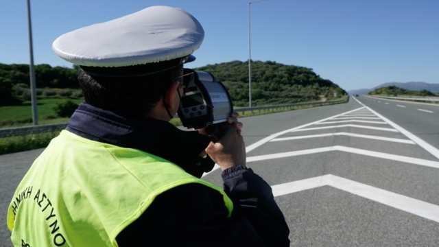Εξοντωτικά πρόστιμα και αφαίρεση διπλώματος: Έπιασαν δουλειά τα αόρατα ραντάρ της Τροχαίας – Πού τοποθετήθηκαν