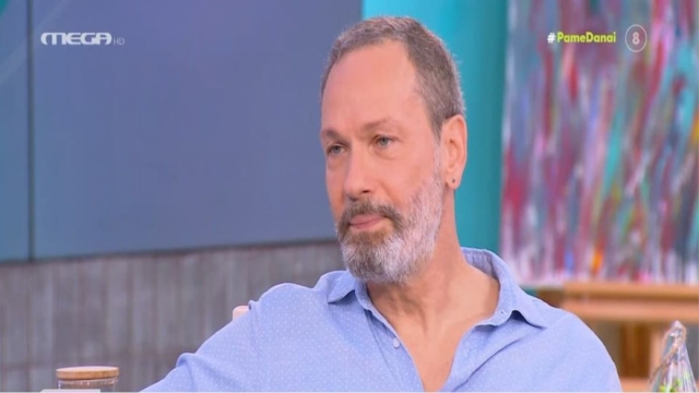 Βασίλης Κούκουρας: «Τους έχασα νωρίς, έχω την αίσθηση όμως ότι με βλέπουν» – Η συγκινητική εξομολόγηση για τον θάνατο των γονιών του (Video)