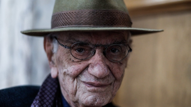 Βασίλης Βασιλικός: Σύμβολο του αντιδικτατορικού αγώνα όταν η Χούντα απαγόρευσε το έργο του – Πανελλήνια συγκίνηση για τον θάνατο του συγγραφέα του εμβληματικού «Ζ» (video)