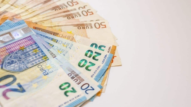 Τεράστια ανάσα: Επίδομα 840 ευρώ στα ΑΤΜ