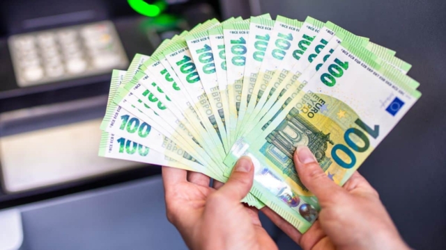 Πάνω από 1.500 ευρώ σ’ ένα μήνα: Τότε θα πάρετε το Δώρο Χριστουγέννων 2023