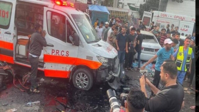 Εξηγήσεις Ισραήλ μετά το χτύπημα σε ασθενοφόρα έξω από νοσοκομείο: Δεκάδες οι νεκροί – «Τα χρησιμοποιούσε η Χαμάς για να μεταφέρει τρομοκράτες και όπλα» (video)