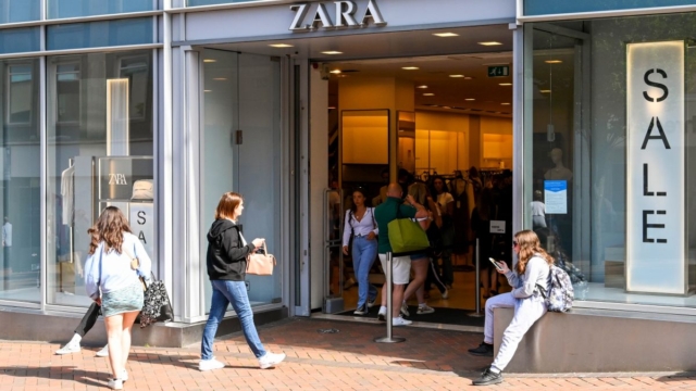 Ουρές στα ZARA γι’ αυτό το φόρεμα: Δεν κοστίζει ούτε 20 ευρώ και το θέλουν όλες οι γυναίκες