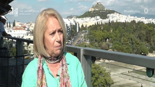 «Η μαμά μου πέθανε και το τσιγάρο της έκαιγε στο τασάκι. “Έφυγε” 1,5 χρόνο μετά τον θάνατο του πατέρα μου. Ήθελενα τον ακολουθήσει» – Συγκλονίζει η Ζωή Ρηγοπούλου (Video)