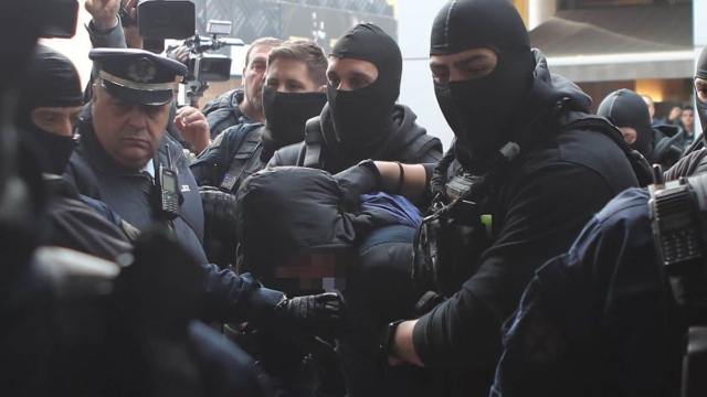 Πέταξε φωτοβολίδα και ο 16χρονος αδελφός του 18χρονου που συνελήφθη στου Ρέντη – Πυρίτιδα στα χέρια του μάνατζερ τράπερ