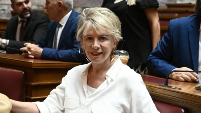 Είπε τα πάντα με 10 λέξεις η Έλενα Ακρίτα: «Πώς γίνεται η Ιερά Σύνοδος να χαρακτηρίζει αξεσουάρ τα παιδιά;»