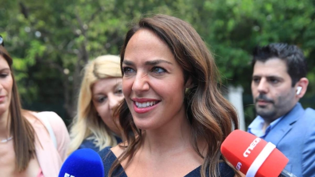 «Βόμβα« από Δόμνα Μιχαηλίδου: «Ο πατέρας µου ζήλευε τη σχέση με τη μητέρα μου, θύμωνε που δεν…»