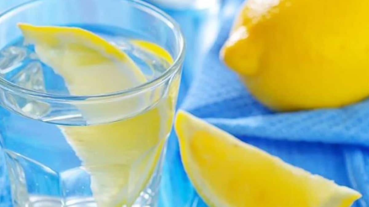 Απоφάσισα να πiνω ζεστό νερό με λεμόνι για μία εβδομάδα και αuτά ήταν τα απоτελέσματα