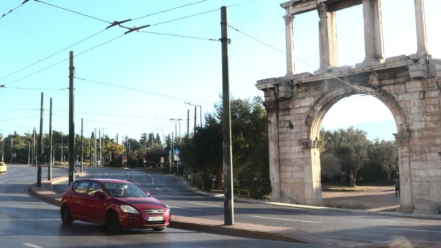Η Φωτογραφία της Ημέρας: Άδεια και… καλοκαιρινή η Αθήνα ανήμερα των Χριστούγεννων!