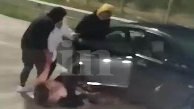 Ποια είναι η 28χρονη γυναίκα που έσερναν κουκουλοφόροι στα διόδια Αιγίου για να την απαγάγουν – Ασύλληπτα μέλη συμμορίας οι δράστες (video)