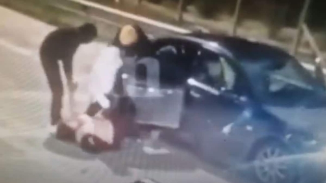Βίντεο ντοκουμέντο από απόπειρα αρπαγής στα διόδια Αιγίου: Τρεις νεαροί έσερναν ημίγυμνη γυναίκα – Ούρλιαζε για να ξεφύγει