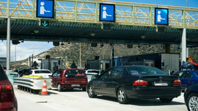 Ακόμη πιο «τσουχτερό» το 2024: Σκεπάζει τα πάντα η ακρίβεια – Οι νέες τιμές στα διόδια από την 1η Ιανουαρίου
