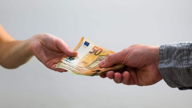 Τεράστια ανάσα: Επίδομα εως 1.000 ευρώ στα ΙΒΑΝ σας – Τρέξτε στα ΑΤΜ