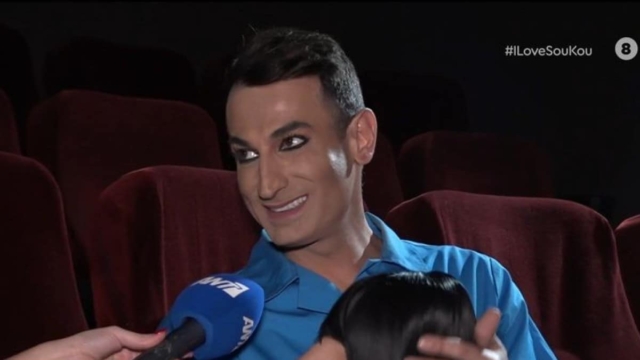 Ο Αντώνης Παπαηλίας (ή αλλιώς Λόλα) αποκάλυψε τον επικό διάλογο με τον πατέρα του: «Μπαμπά είμαι γυναίκα» – «Ολυμπιακός να μη γίνεις…»