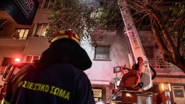 Φωτιά σε διαμέρισμα πολυκατοικίας στα Άνω Πατήσια – Ανέσυραν νεκρή μία γυναίκα