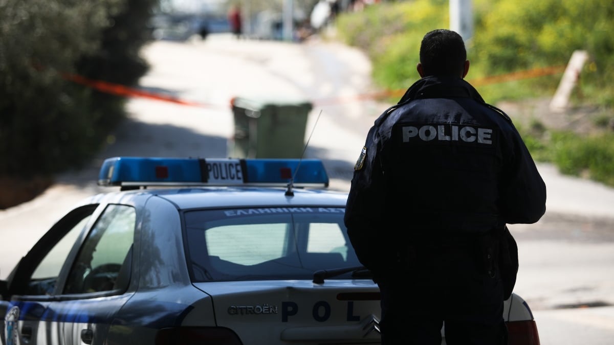 Σοκ στη Ραφήνα: Γυναίκα βρέθηκε κρεμασμένη σε δέντρο πίσω από εκκλησάκι (photo)