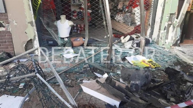 Αδιανόητο τροχαίο στους Αγίους Αναργύρους: Αυτοκίνητο εκτόξευσε πεζό σε βιτρίνα και καρφώθηκε σε μαγαζί (video)