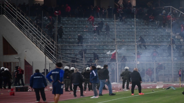 Αποκαλυπτικό βίντεο από τα επεισόδια στον Βόλο: Το ντου των οπαδών του Ολυμπιακού στο Πανθεσσαλικό – «Απειλήθηκε η σωματική ακεραιότητα των αστυνομικών», αναφέρει η ΕΛ.ΑΣ