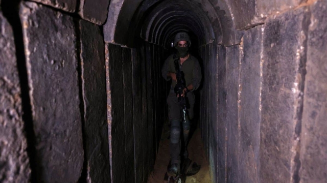 Ο ισραηλινός στρατός γεμίζει με θαλασσινό νερό τις σήραγγες της Χαμάς στη Γάζα
