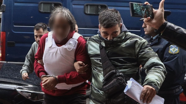 Γυναικοκτονία στη Σαλαμίνα: Κανείς δικηγόρος δεν αναλαμβάνει τον φονιά της 43χρονης – Πήρε προθεσμία για την Παρασκευή (video)